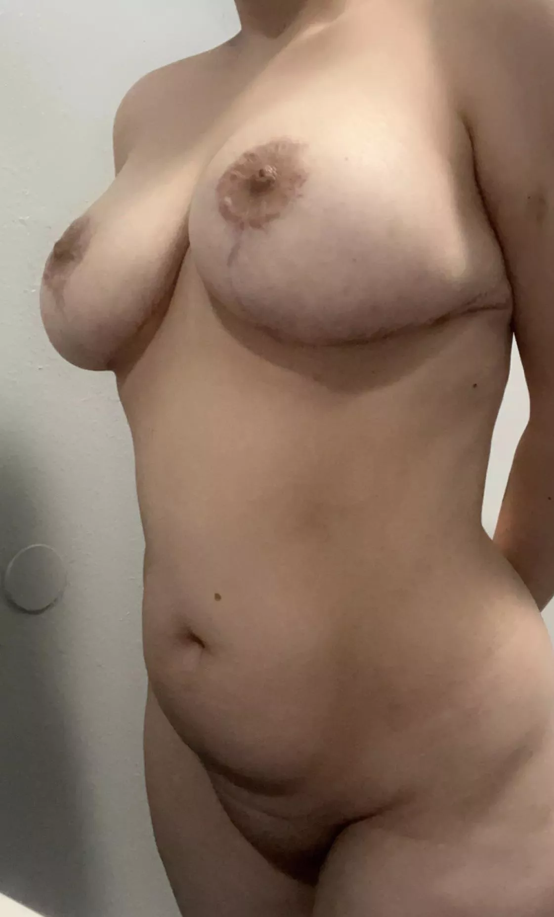 [23f, 5’2, 140 lbs] really dislike my nude body, but am proud of myself and all that I’ve done with it in the past couple years. Weight loss, scars and all <3