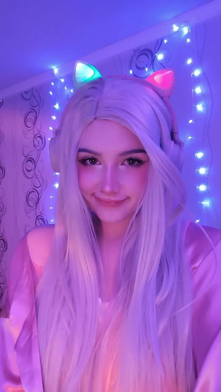 A little girl is waiting for her daddy!!!