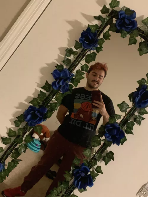 Any excuse to take a pic of me in my D&D shirt in front of a blue-flowered mirror 😁