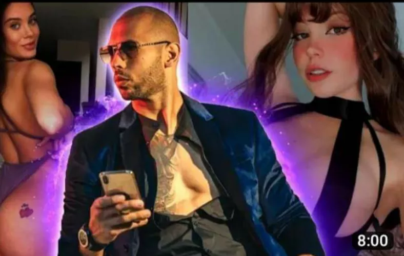 anyone know the name of the girl in the right ?