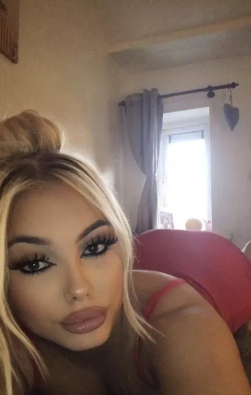 Bimbo showing off her ass