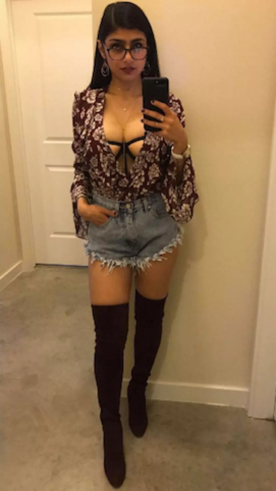 Can someone rp as Mia for me? I have a few ideas for scenes.