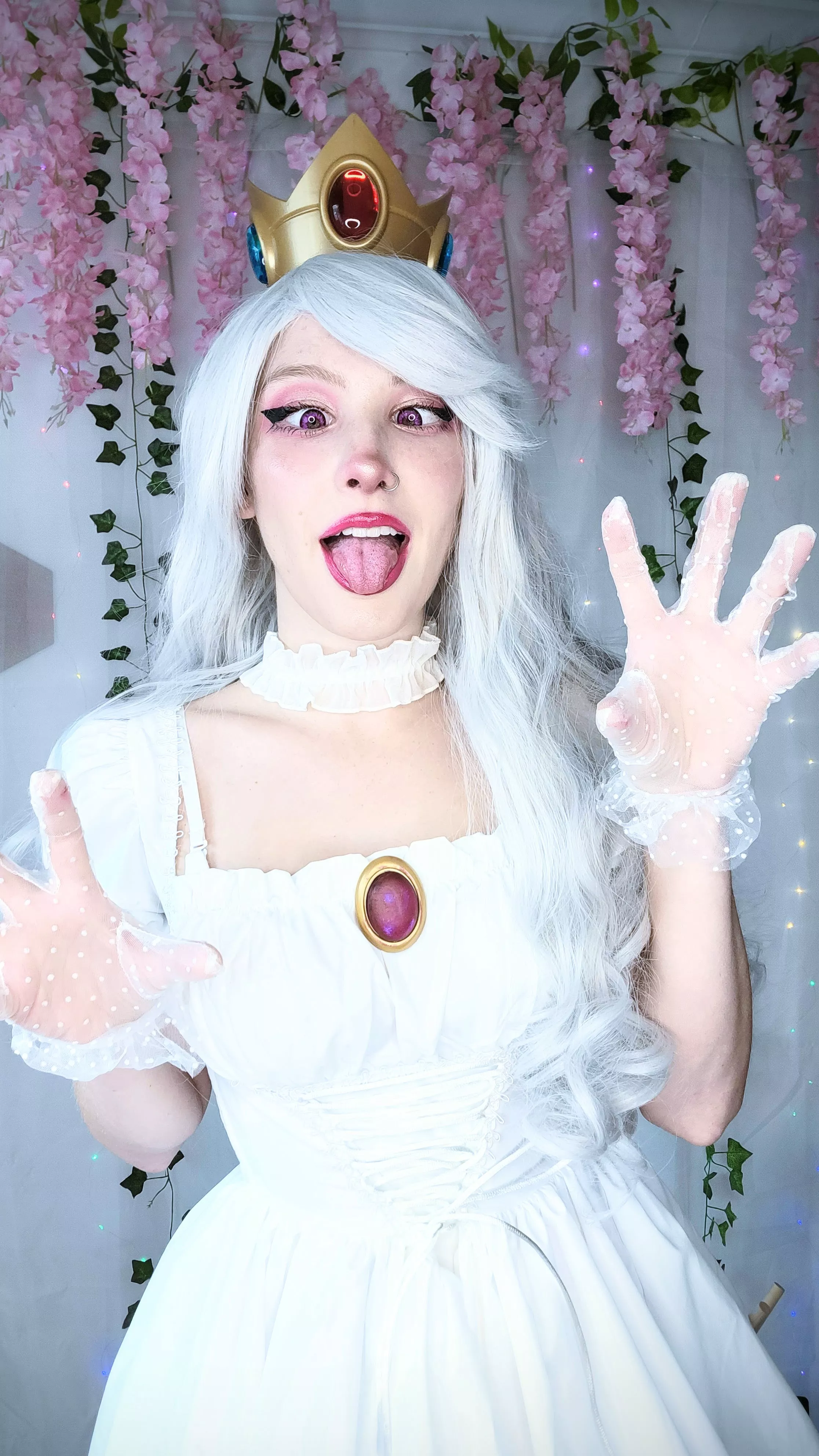 Can your ghost gf send you more pictures like this? 😳🤍