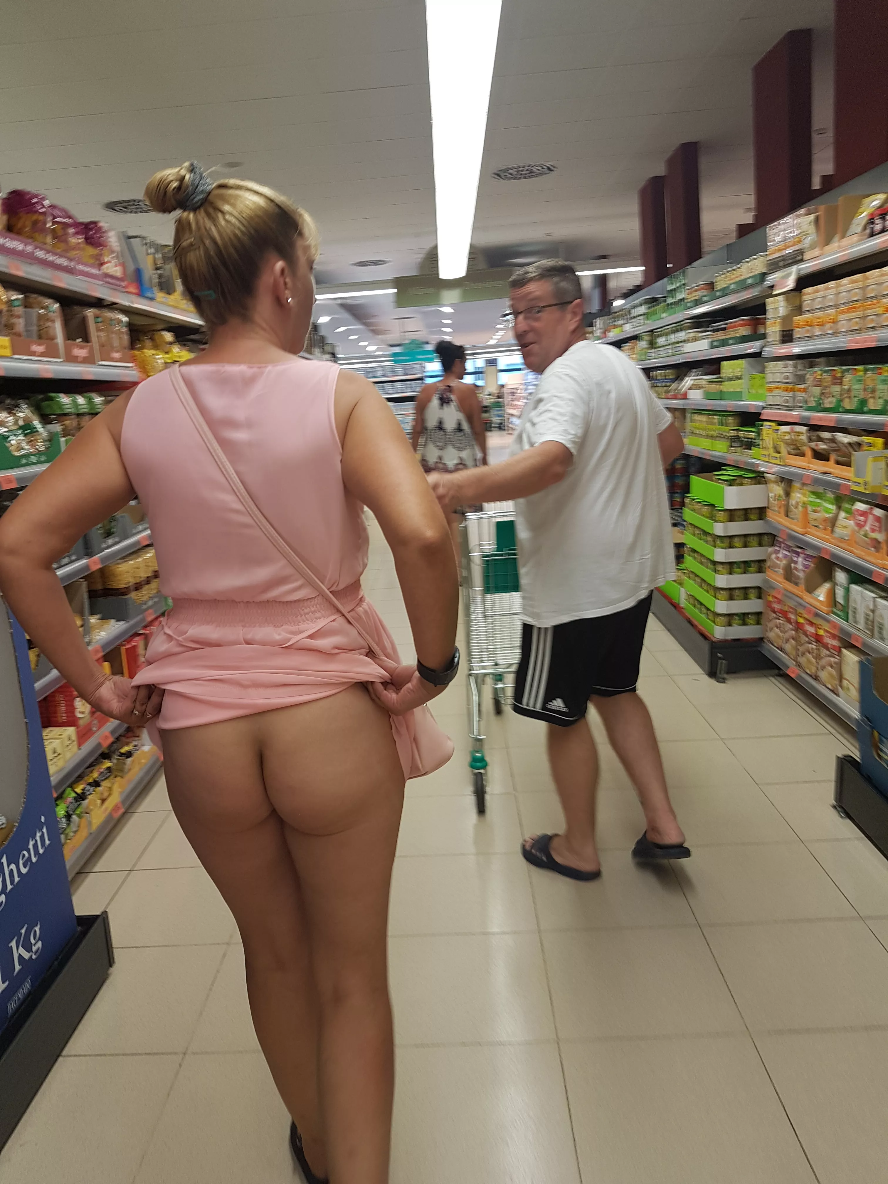 Caught flashing my bare bottom! 😮😜🤣 The man behind us also saw everything too!