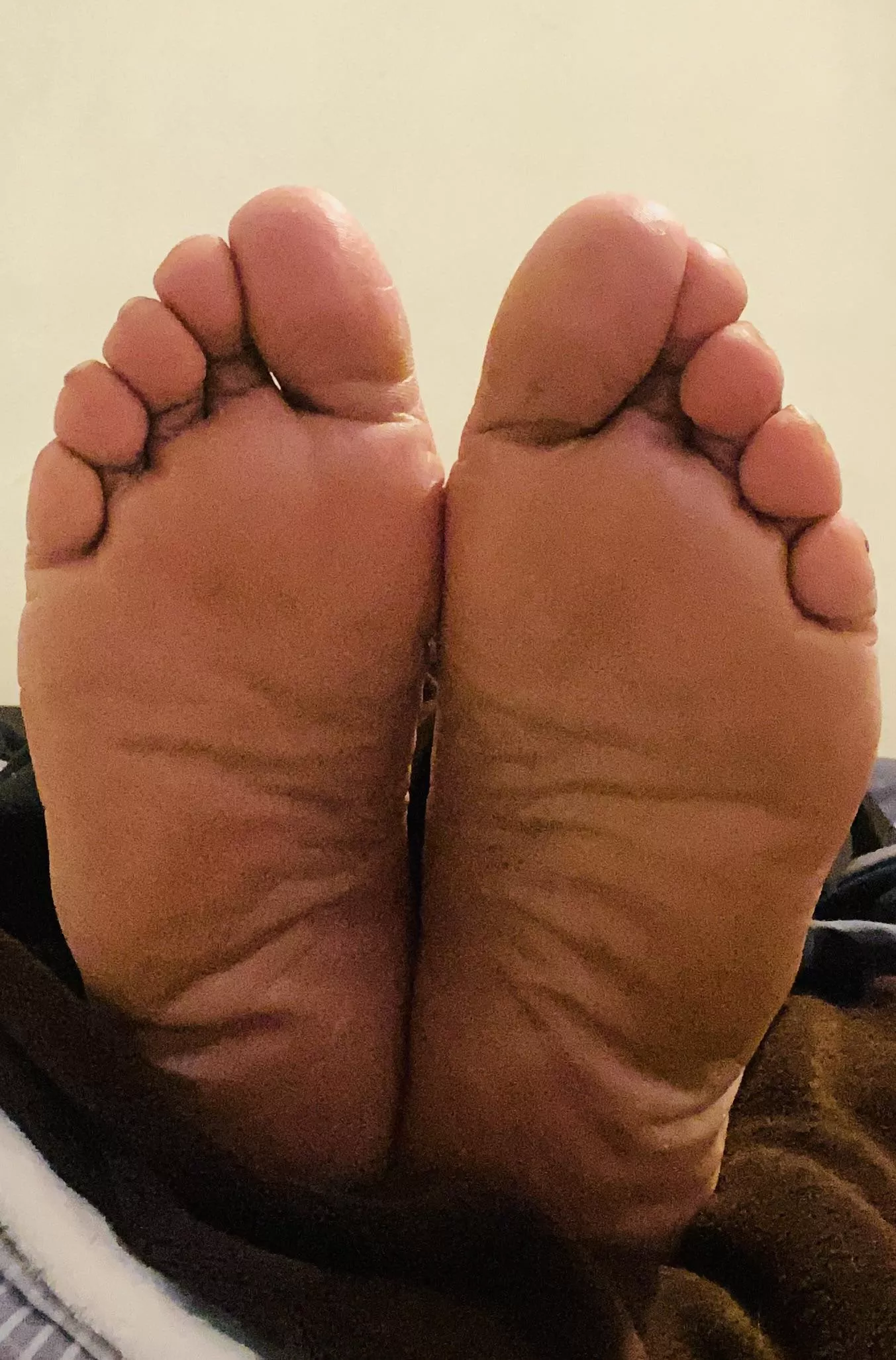 Cum play with my big smelly feet.