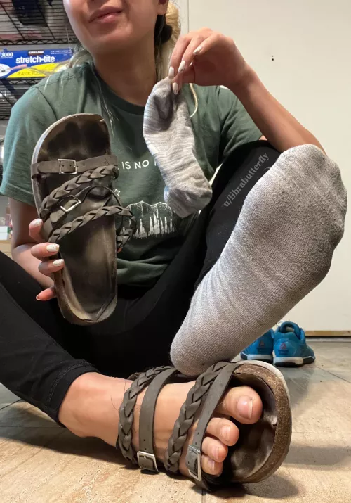 Do you prefer socks with sandals or bare feet with sandals? 🧦🦶