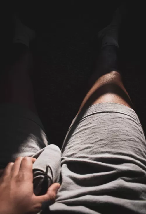 Freeballing+grey shorts= a lovely bulge.