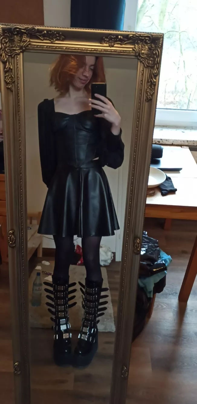 goth femboy? 😳
