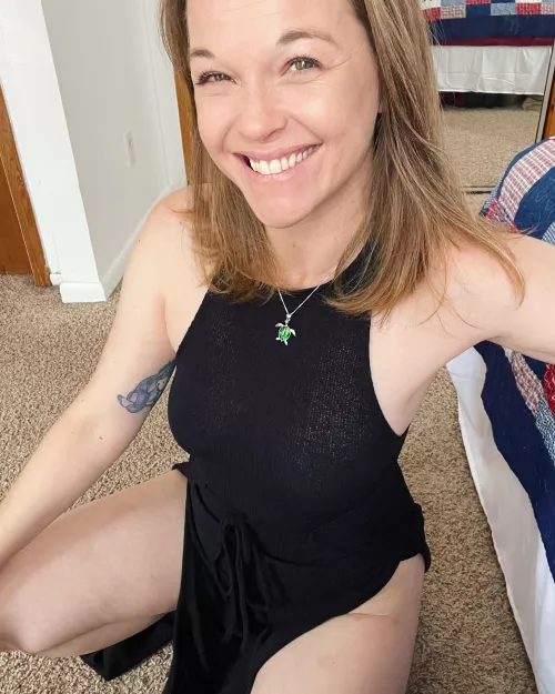 Gotta love a little black dress! 🖤