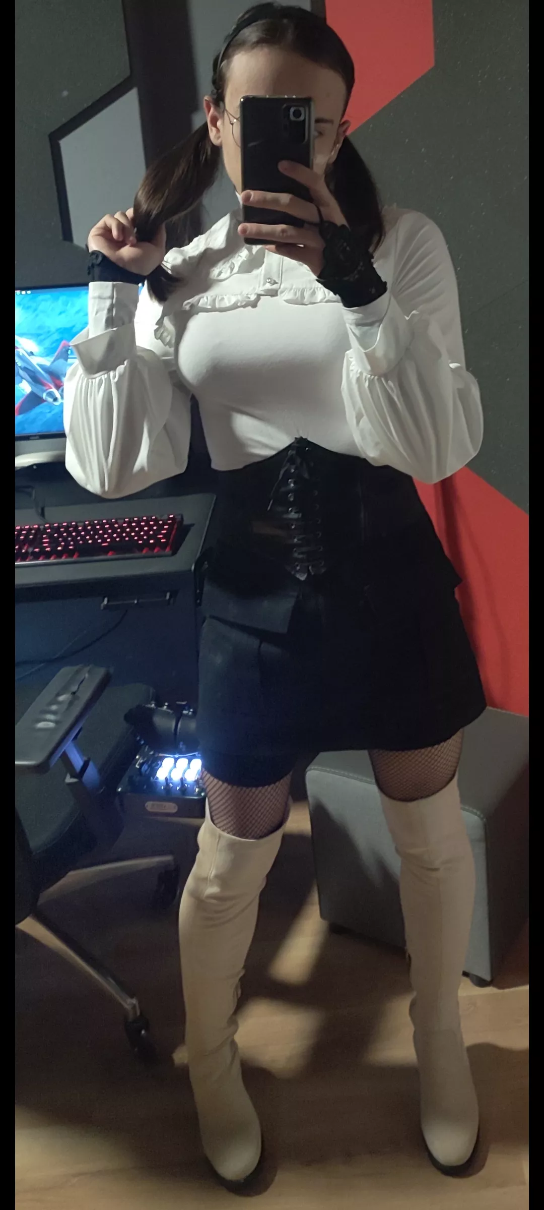 hello the 4 of you who will see this 👋🏻😊