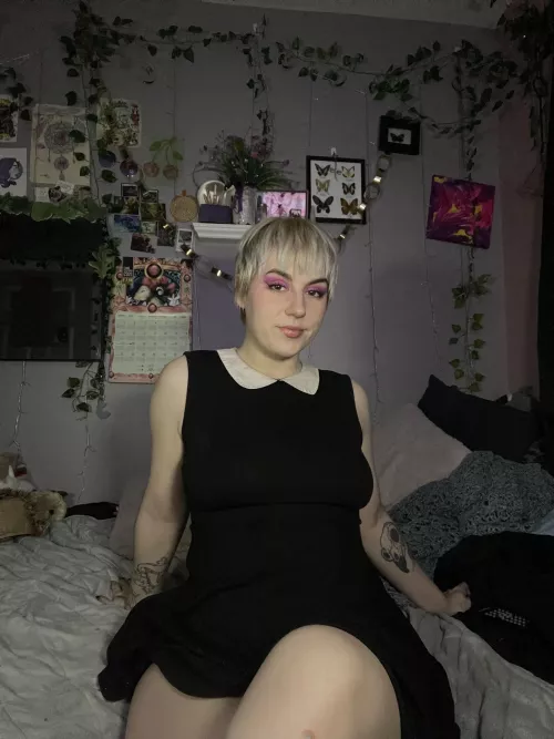 i dont really love my hair lately as its growing out and im not sure what to do with it 😵‍💫