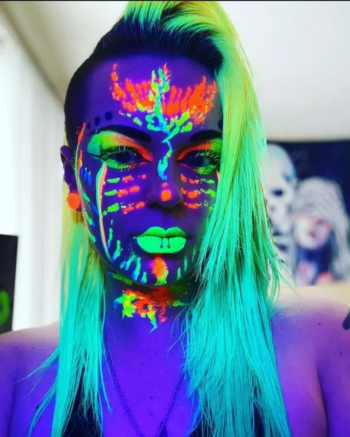 I got bored on my lunchbreak today and started messing around with a new paintbrush