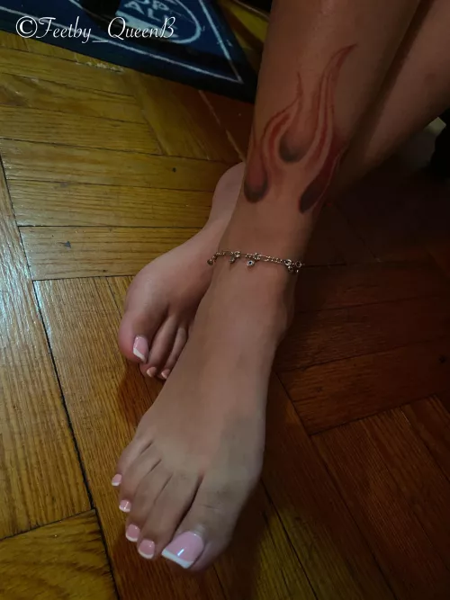 I need my feet sucked and fucked on this Tuesday 👣🥵💦