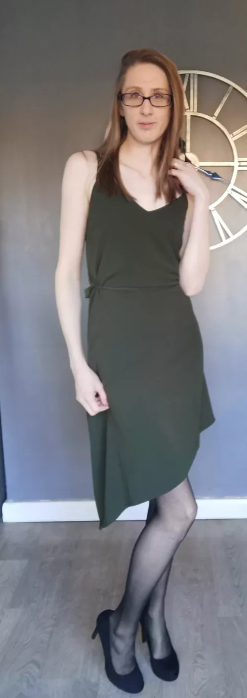 Just like to share a picture of this nice dress with heels and stockings! (f)