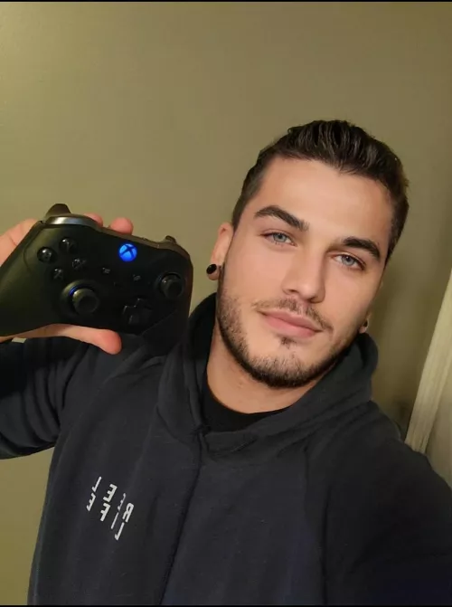 looking for some gamer buds. hmu.