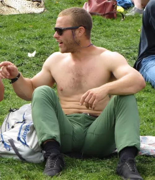 love to see bulge with legs up