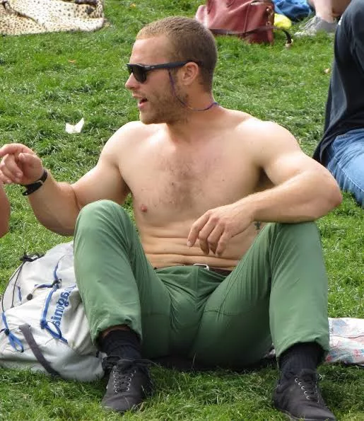 love to see bulge with legs up