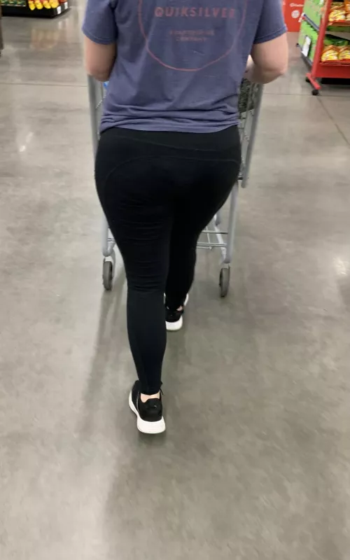 Love when she wears leggings when we go shopping….38F