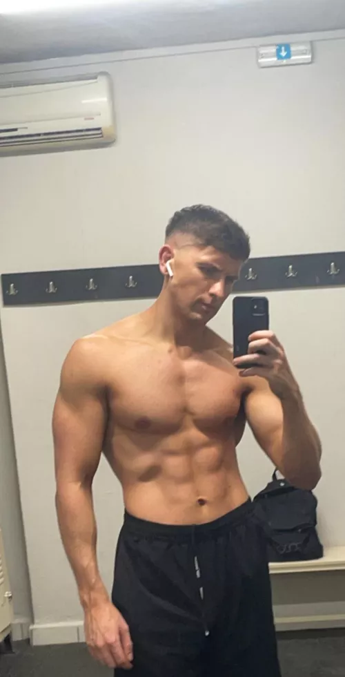 (M) Post workout gym selfie