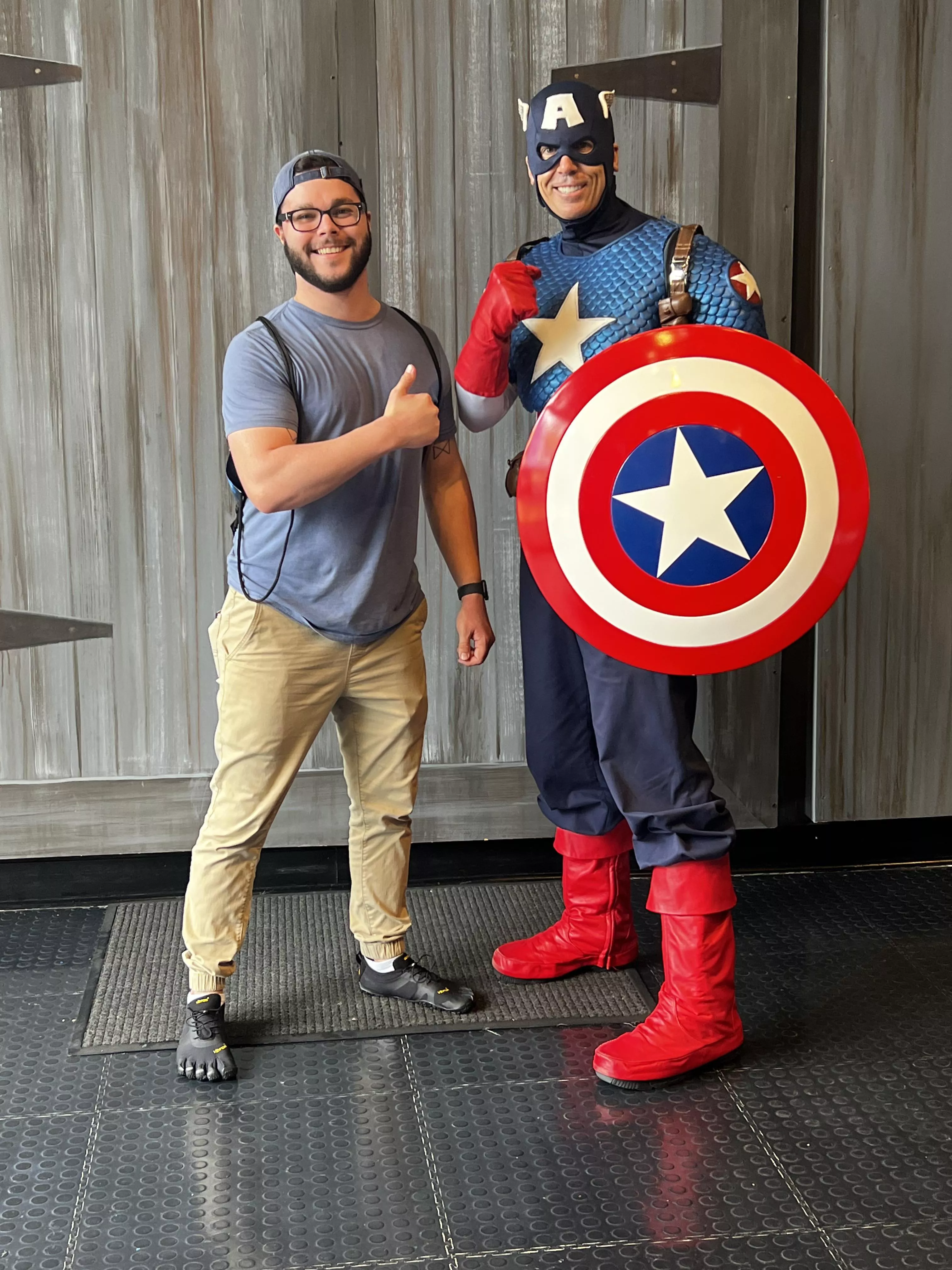 Mentally, I’m back at Universal with Cap. Physically, stuck at work 😭💪🏼😝