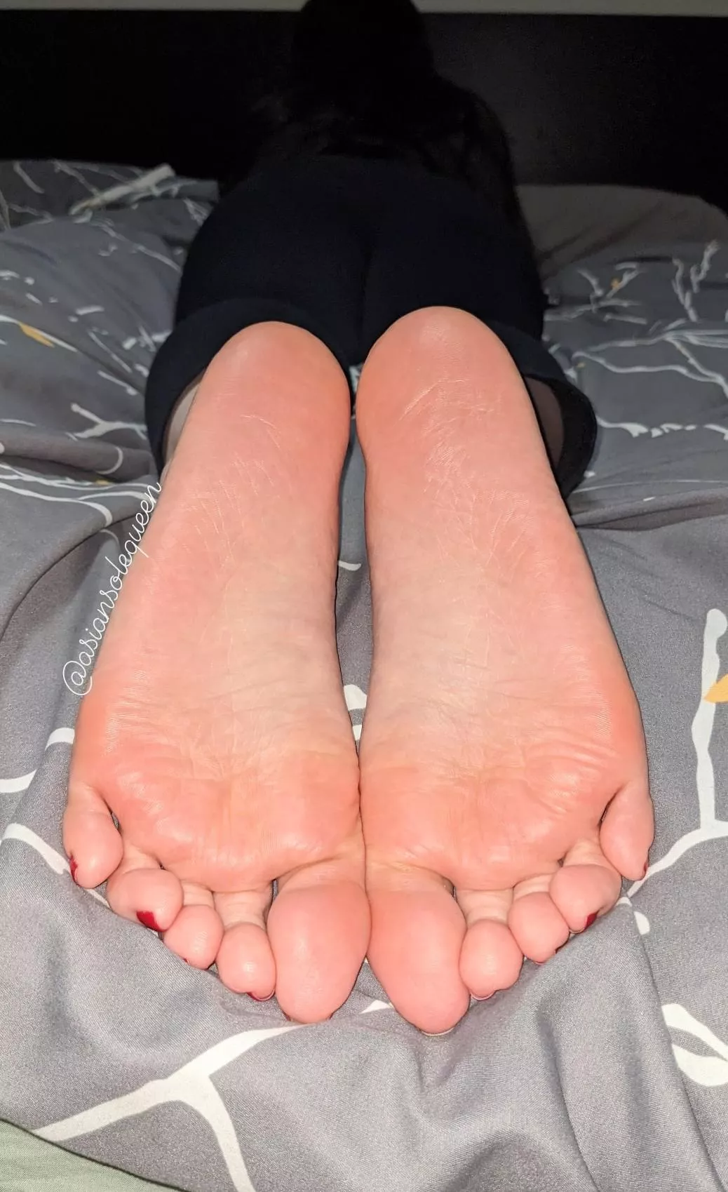 My soles are craving your warm nut..will you give them a big load for me? 🦶💦