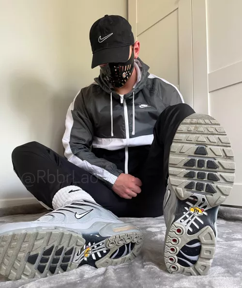 Nylon tracksuit and TNs 😈 @rbbrlad on Twitter