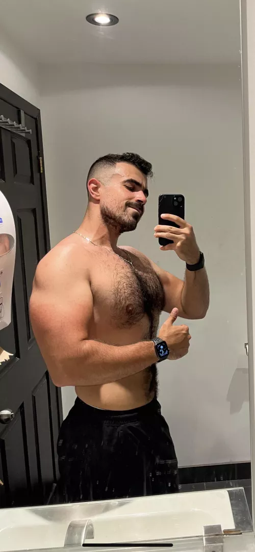 Postworkout thoughts: I shouldn’t have eaten that burger, fries, and Reese’s shake last night. 😂🫃🏻