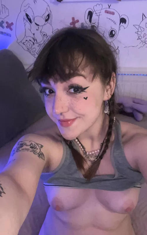 pretty petite tatted slut 😋