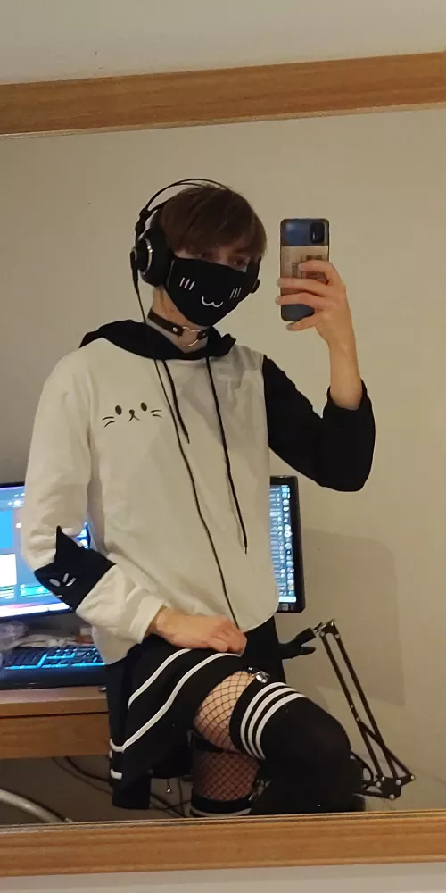 Put on the femboy stuff again for the first time in a while. I think it still suits me :3