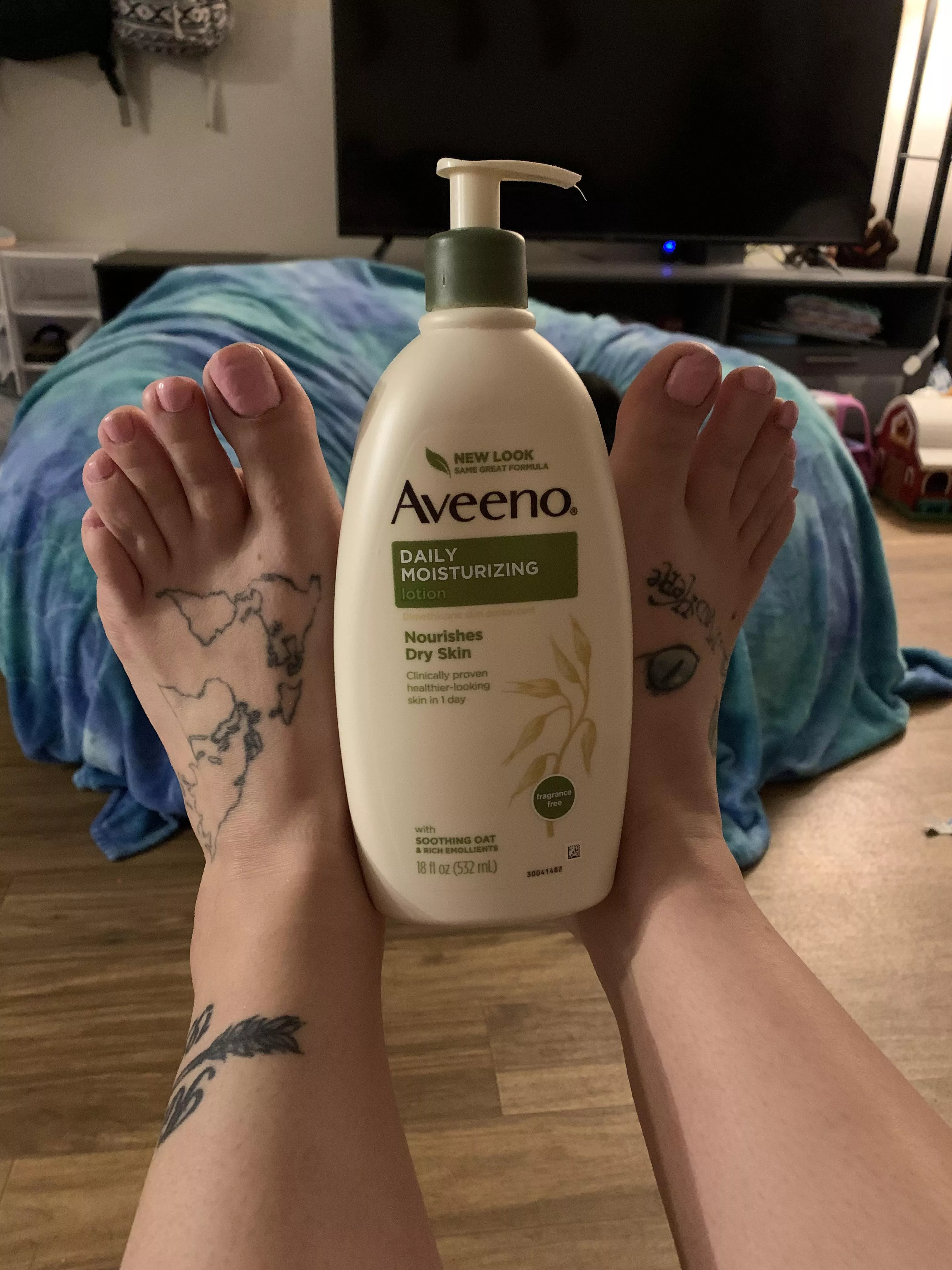 Rub lotion into my feet please 🥺