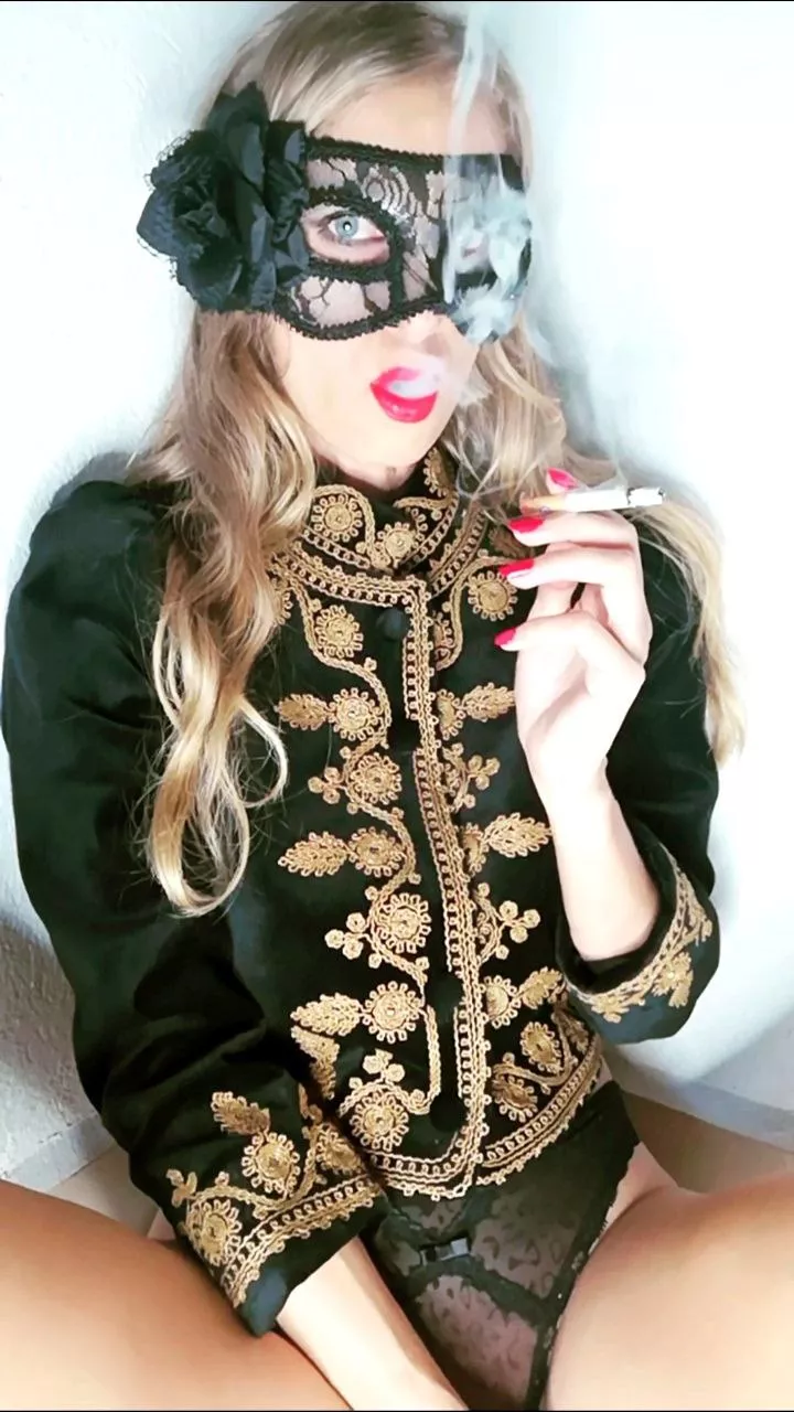 Smoking...to me, comes as second nature! 😏🖤