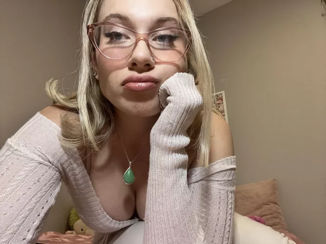 so happy to find a subreddit for me 💗 nerdy girls are the hottest