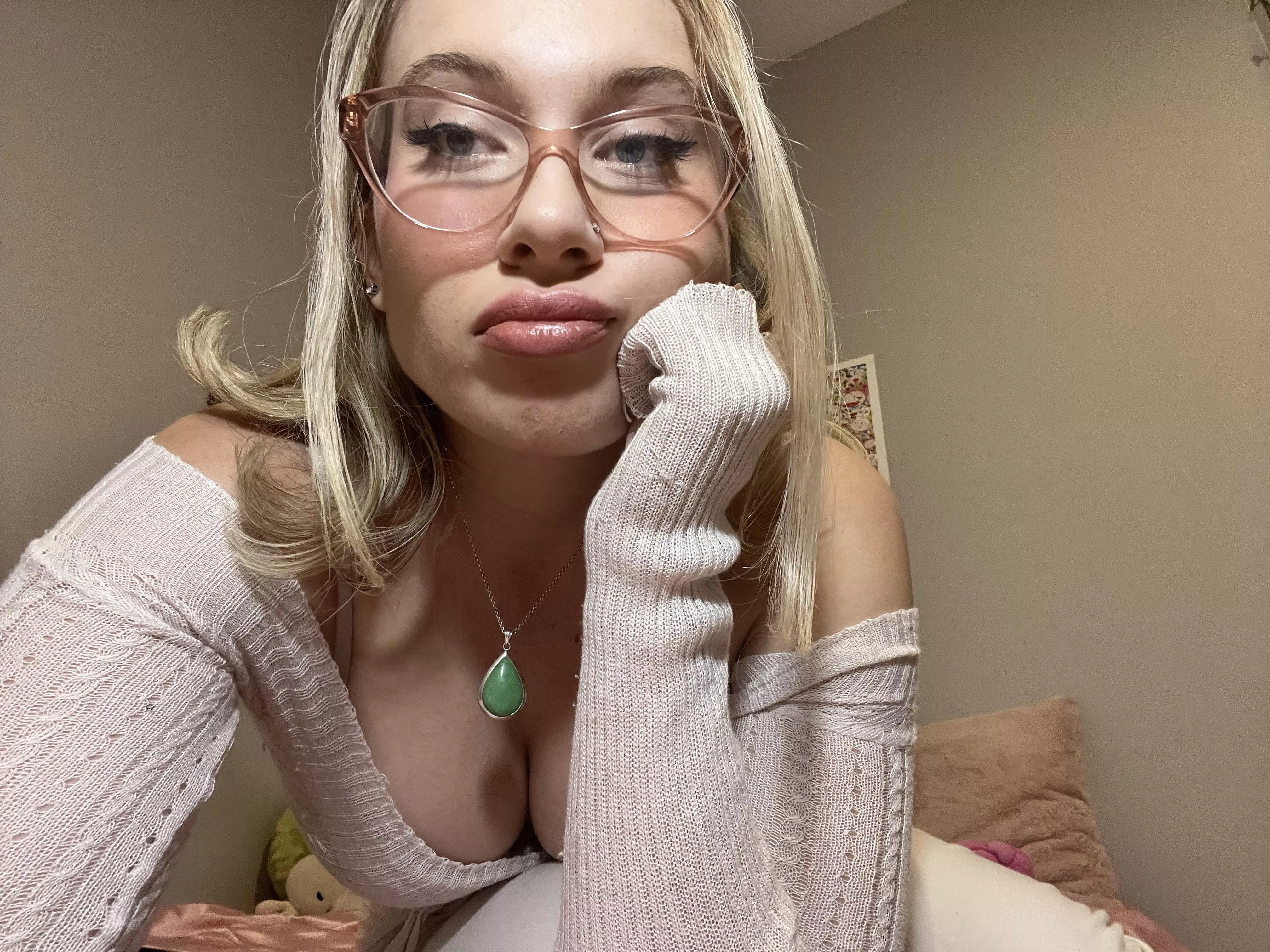 so happy to find a subreddit for me 💗 nerdy girls are the hottest