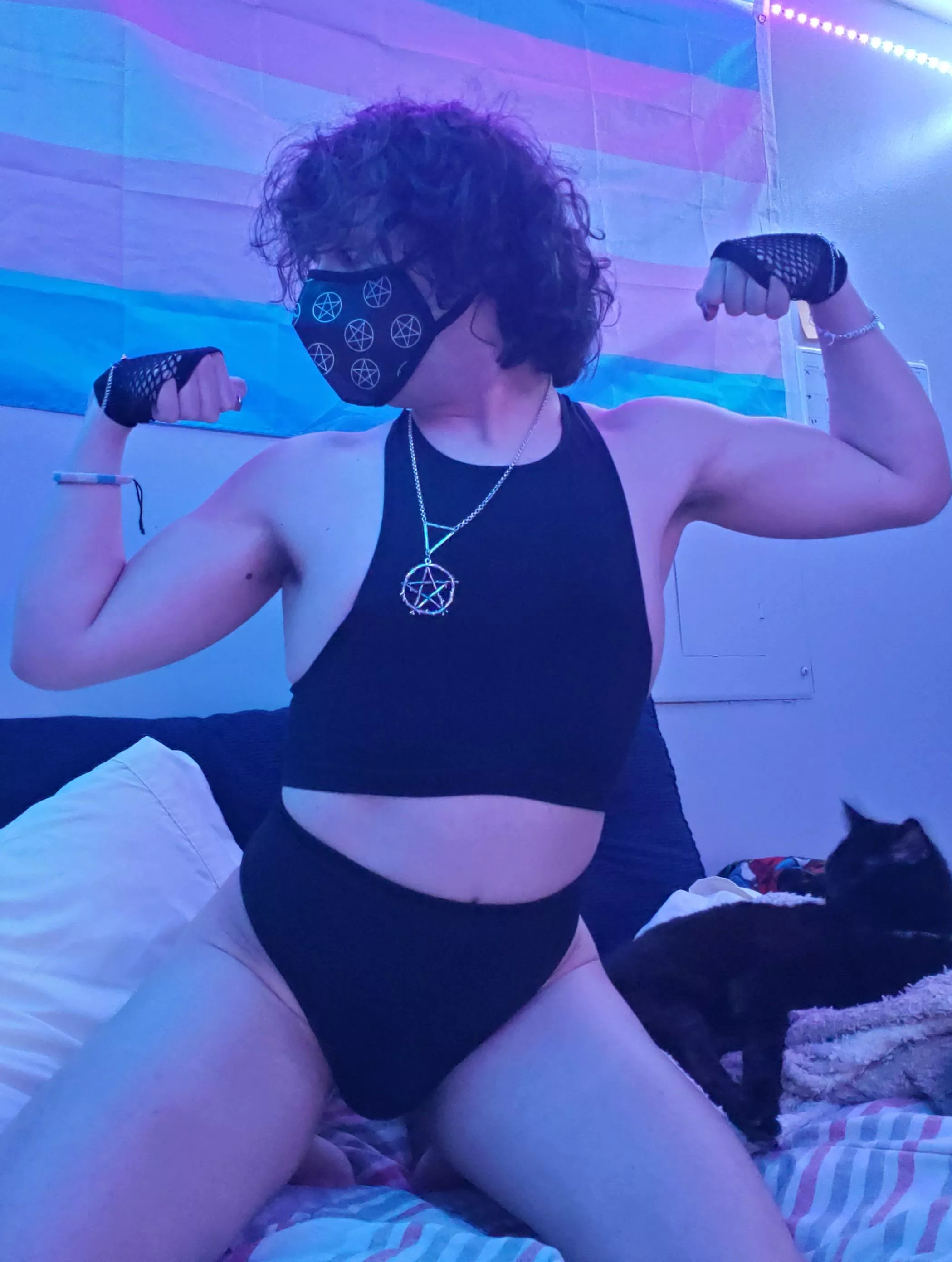 strong & goth 🖤❤️🖤