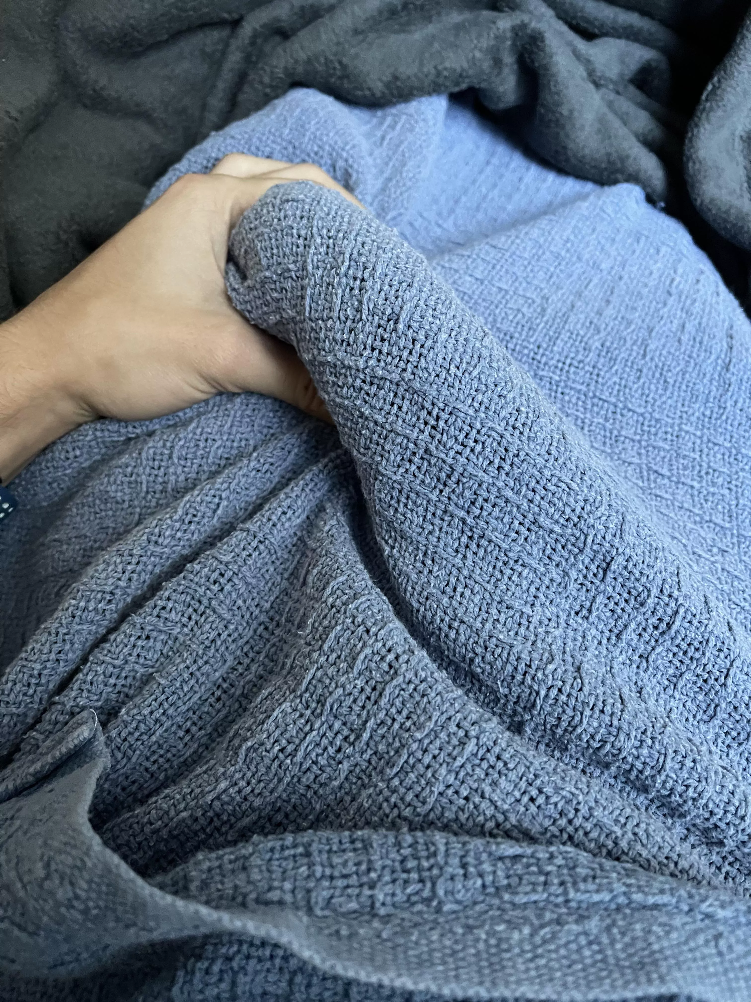 The blanket make me look so thick