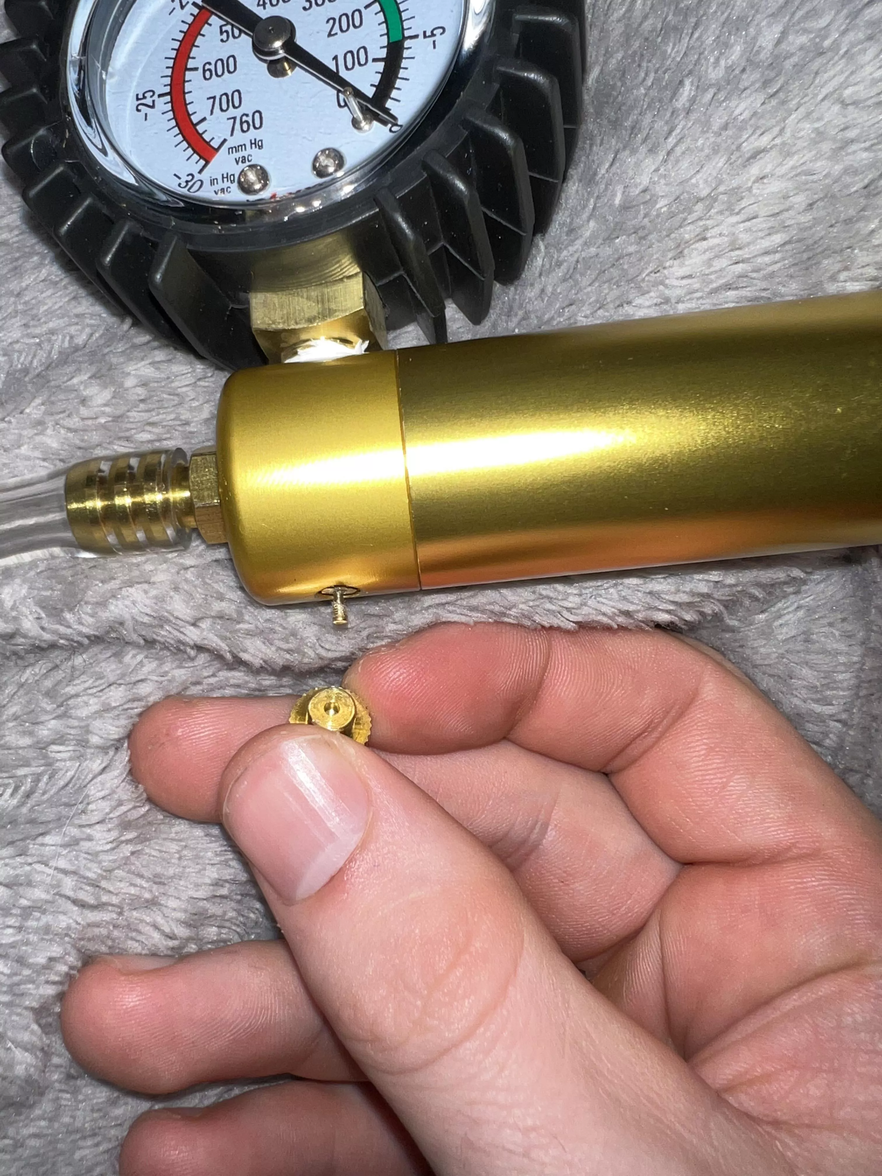 This piece won’t stay screwed it’s brand new