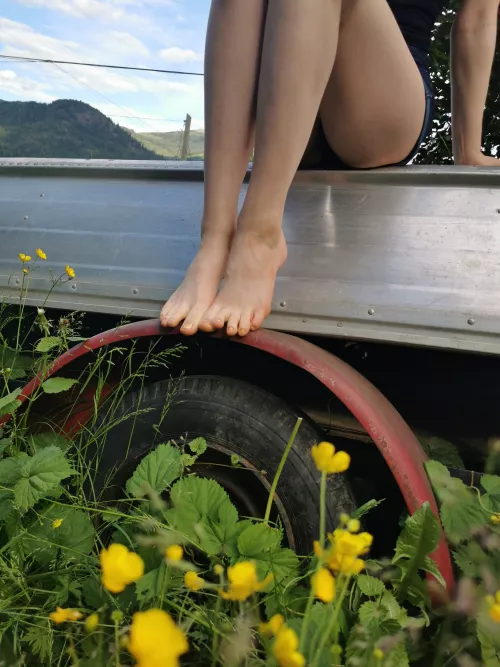 throwback to warmer summer days and being outside barefoot 🙂