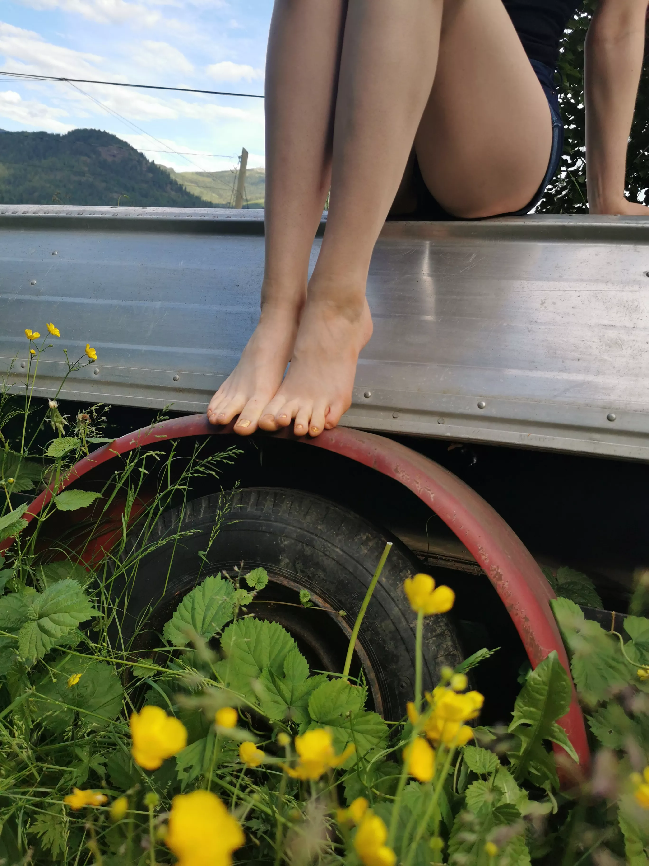 throwback to warmer summer days and being outside barefoot 🙂