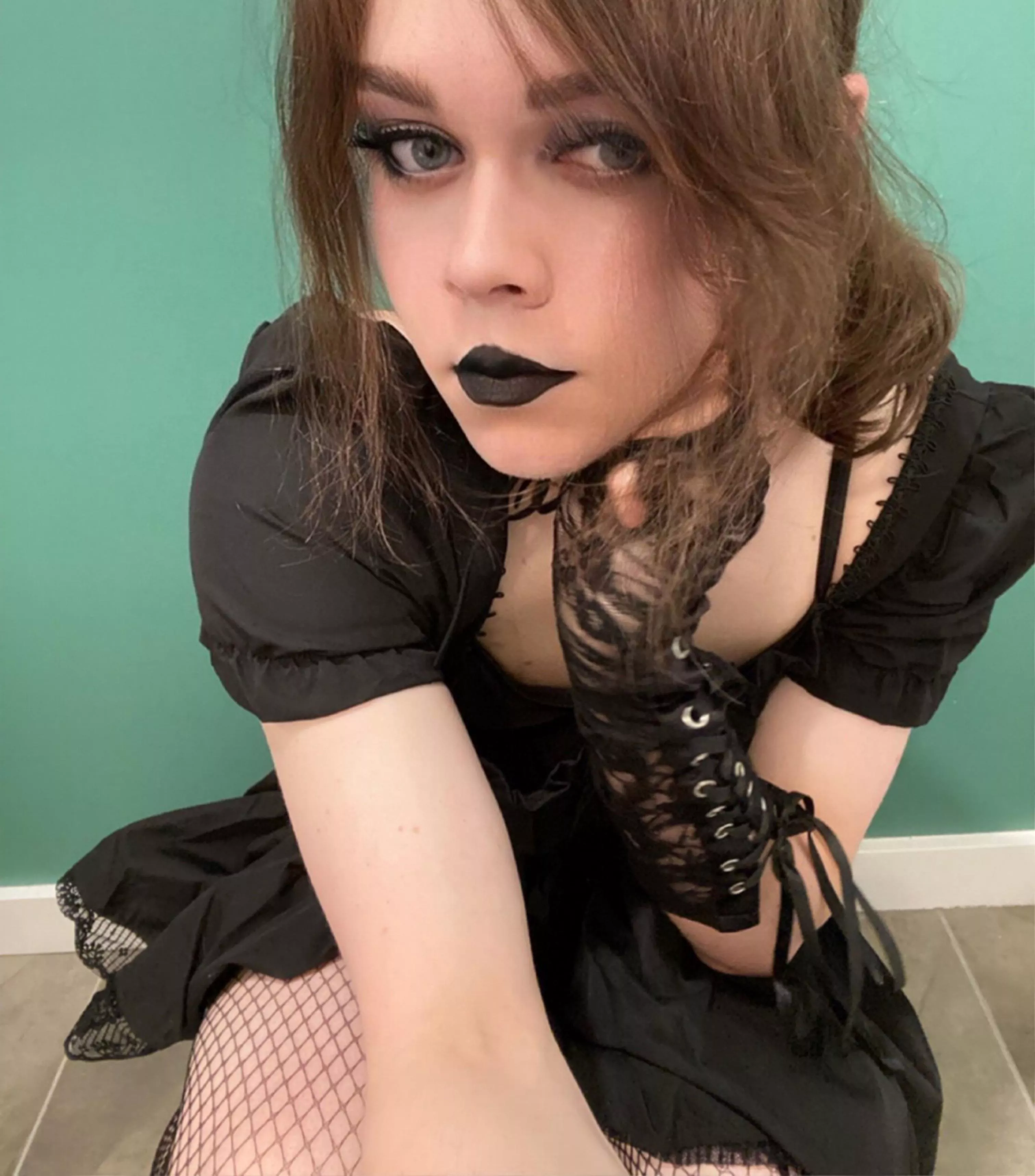 🖤what would you do if you saw a cute goth boy by him self like this?🖤