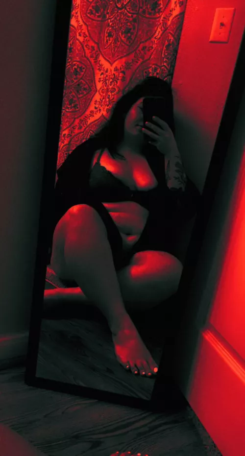 White toes and dark robes 🖤