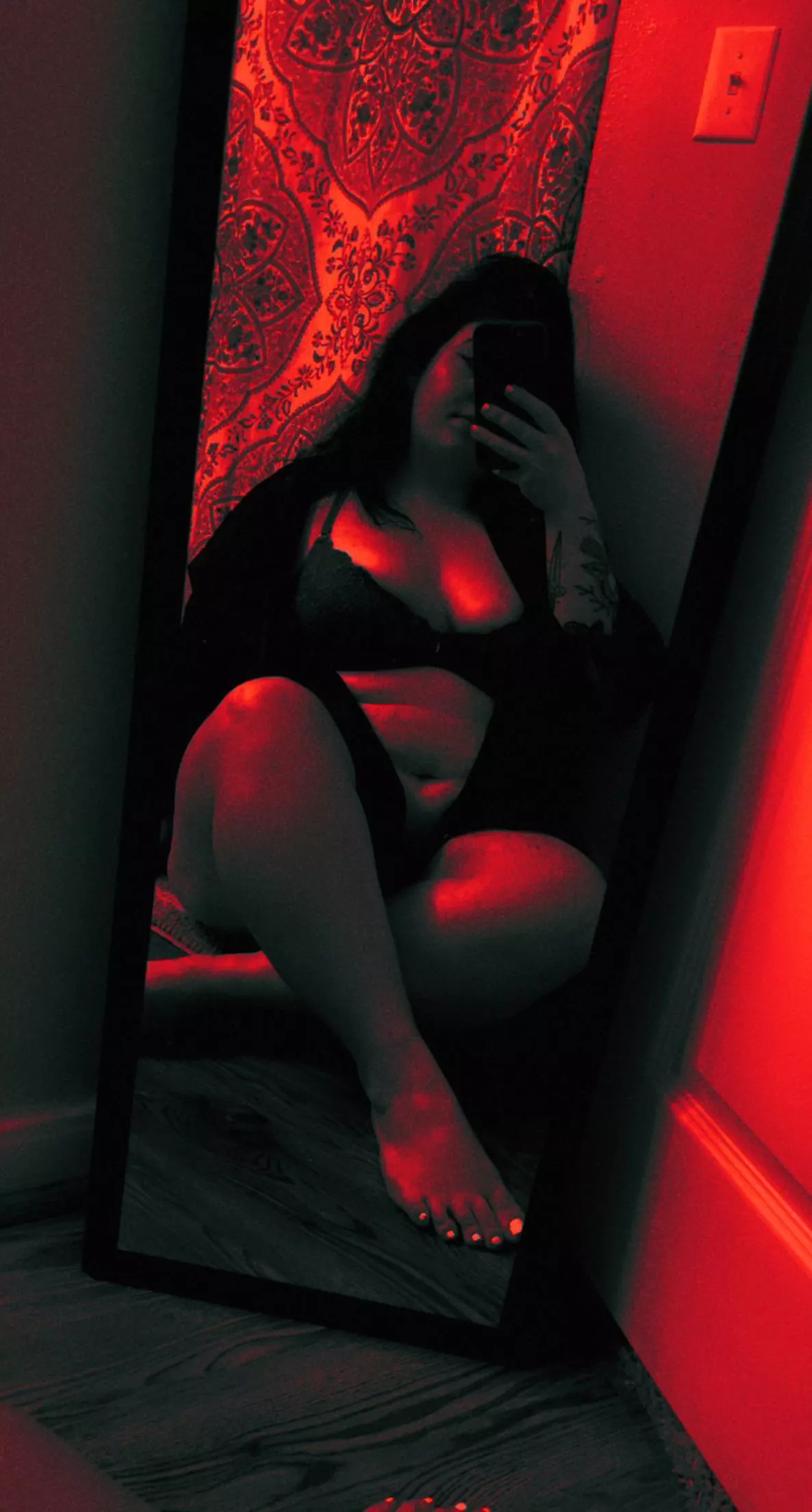 White toes and dark robes 🖤