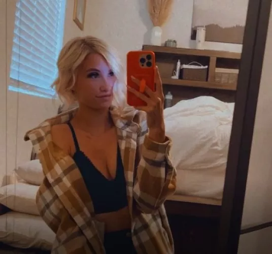 Will you bang this cute blonde girl? 😉😈