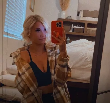 Will you bang this cute blonde girl? 😉😈