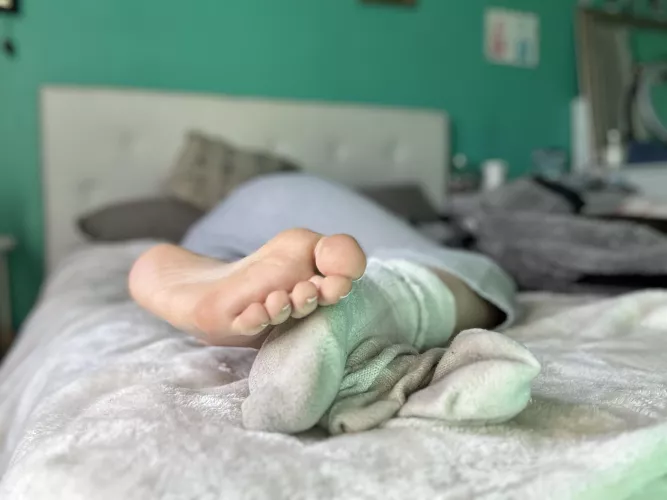 (18) oh no! My sock slipped off! Would you help me put it back on?