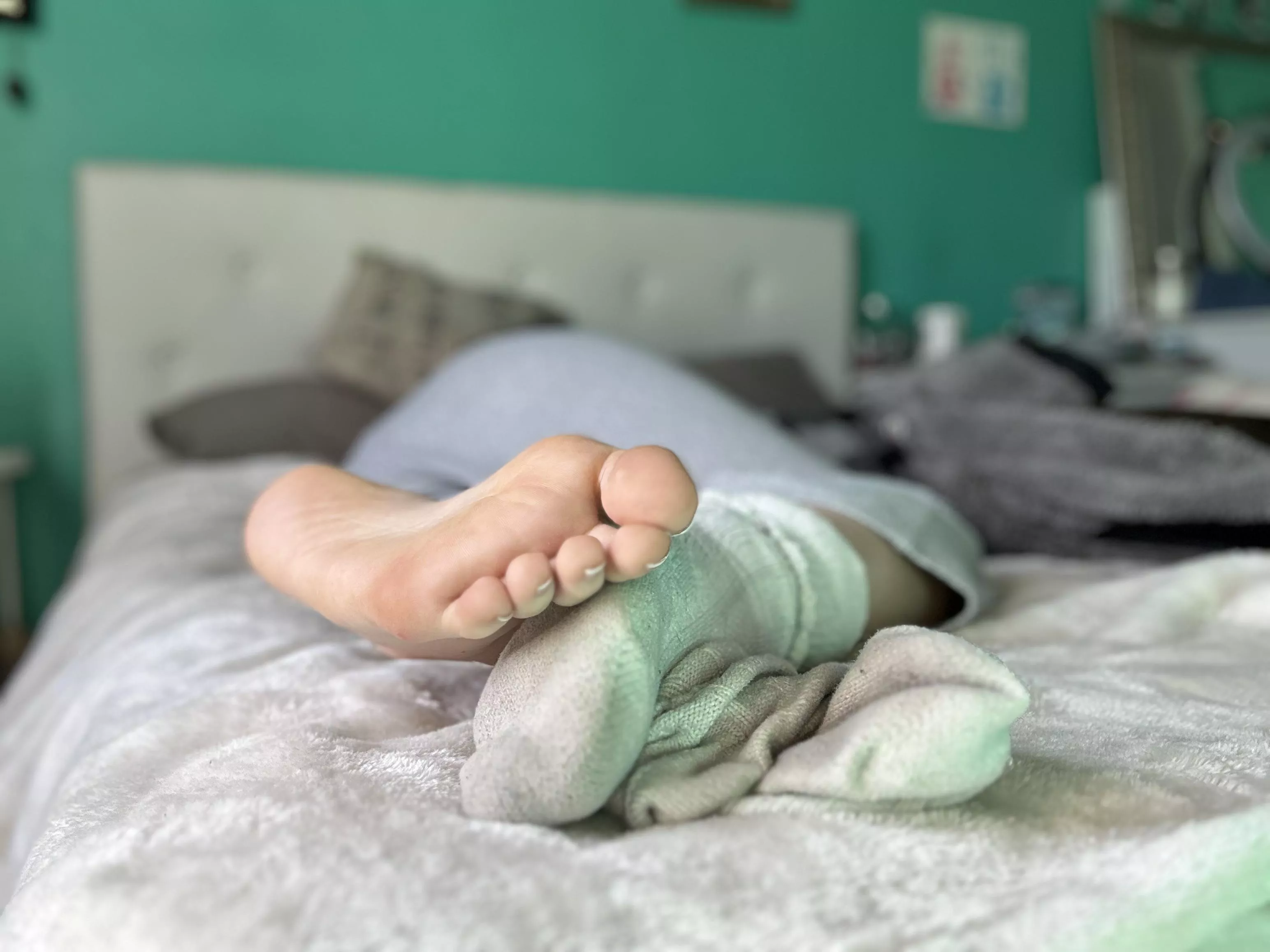 (18) oh no! My sock slipped off! Would you help me put it back on?