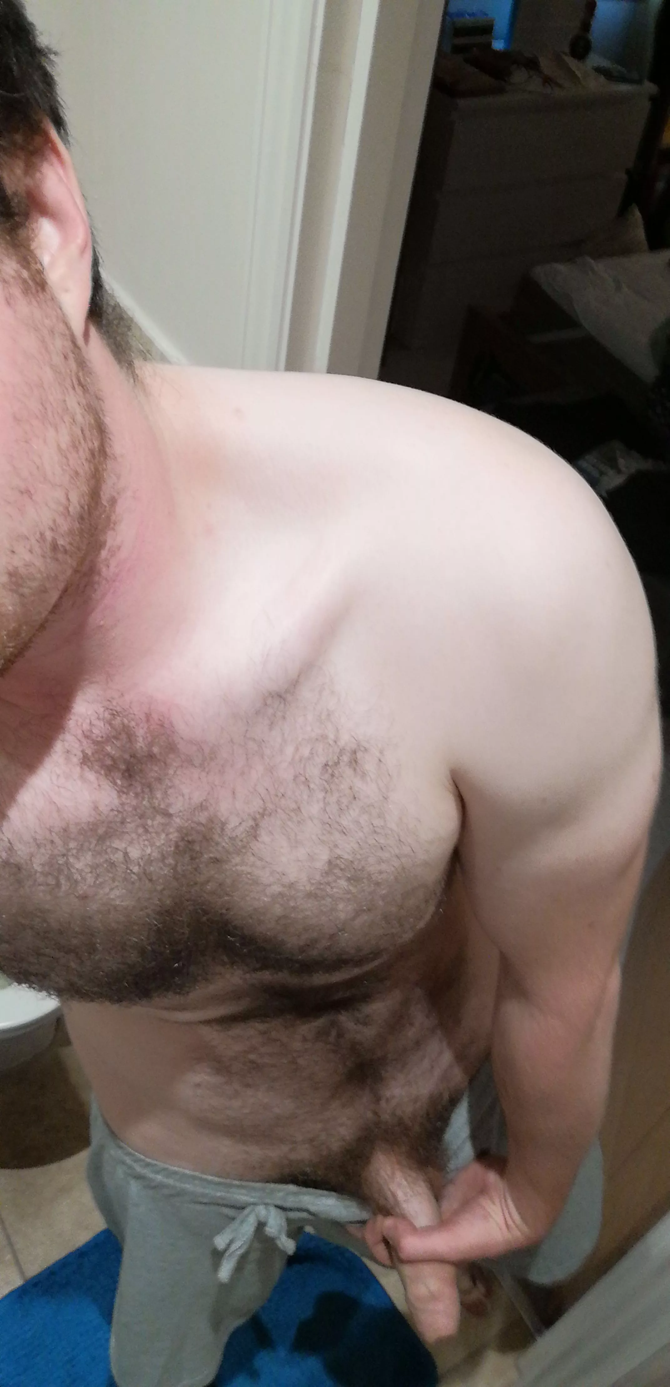 27 UK. Beefy gym bro, horny after my workout. Ajd4510