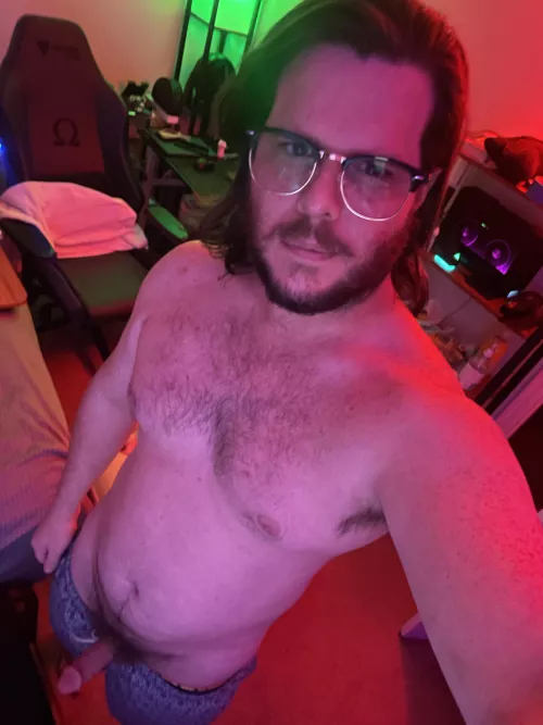 33 gaybro dad bod looking for long term bromance, chat, gaming. Verbal bro type here