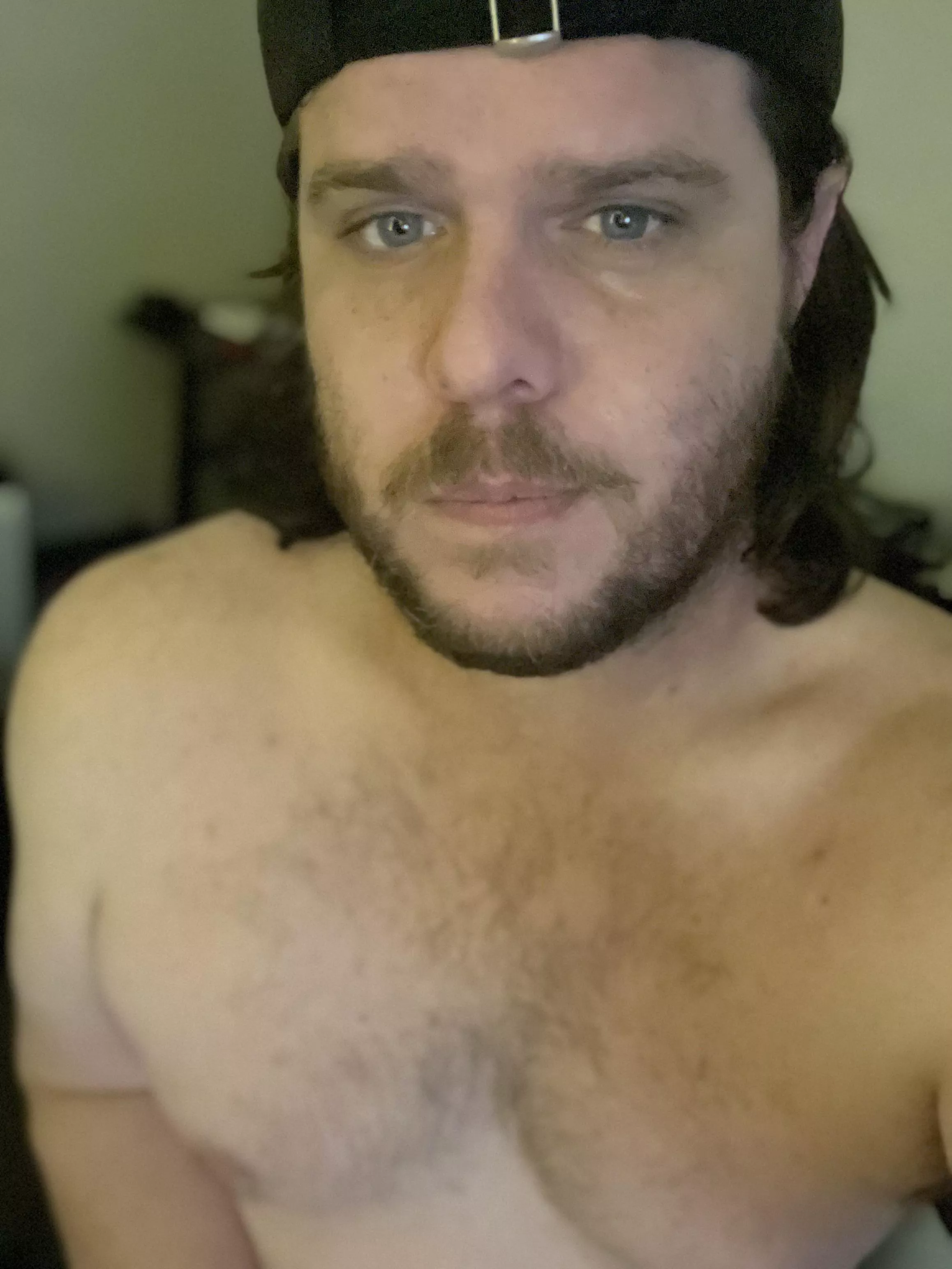 33 gaybro dad bod looking for long term bromance, chat, gaming. Big bro type here