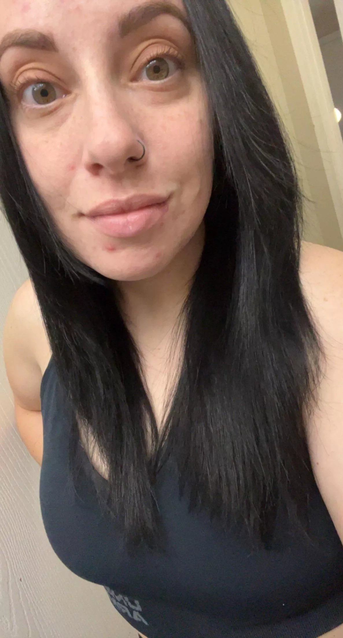 Any female takers want my beautiful lips on their lips while my man fucks you 😘😈