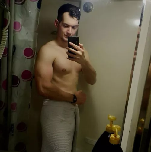 Been doing lots of dead hangs, hammer curls etc, and still don't like my arm proportion but working on it